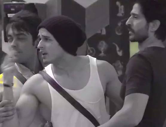 Bigg Boss: निजी कमेंट पर भड़कीं अर्शी, कहा- फेंक कर मारूंगी जूता