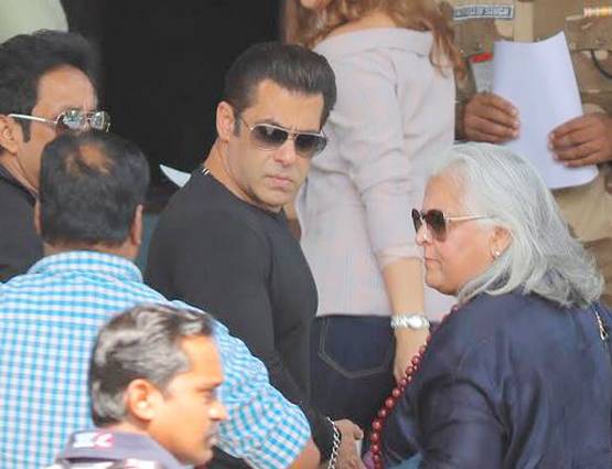 PHOTOS: कटरीना के फैंस परेशान, यूलिया के साथ नजर आए सलमान