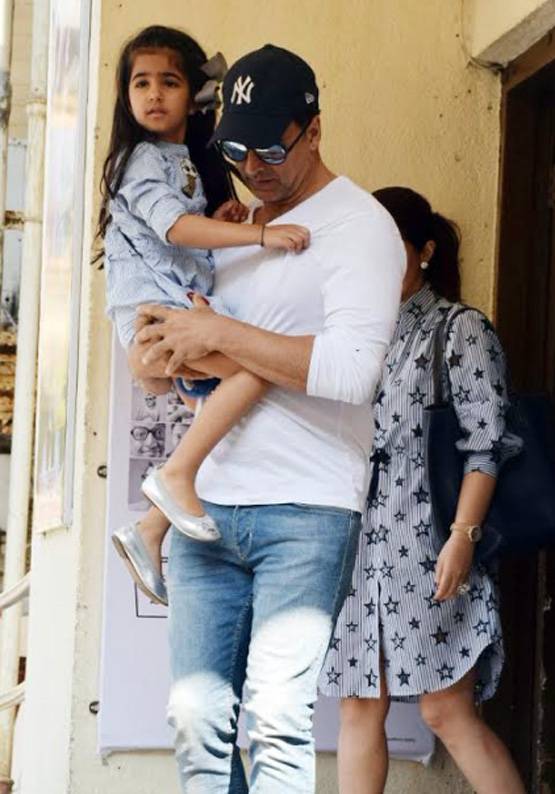 परिवार के साथ अक्षय कुमार ने देखी फिल्म, सभी का दिखा DENIM लुक