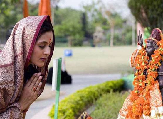 महिलाएं भूलकर भी ना करें ये काम, घर में बढ़ जाएगी दरिद्रता