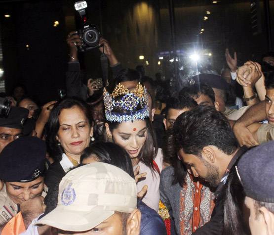 दुनिया जीतकर लौटीं MISS WORLD मानुषी, देखें PHOTOS