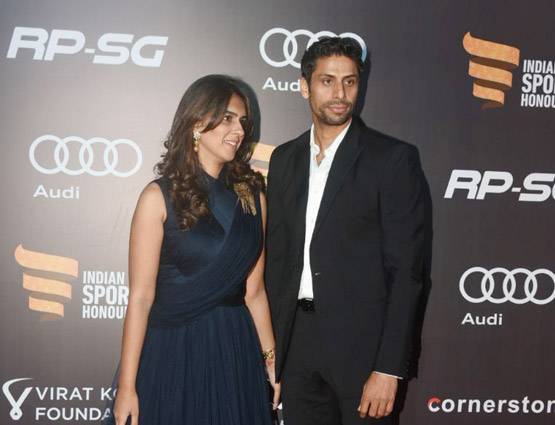 जब हाथों में हाथ डाले नजर आए विराट-अनुष्का, देखें PHOTOS