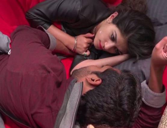 PHOTOS: रजाई तो कभी बाथरूम, ऐसे पुनीश-बंदगी कर रहे हदें पार