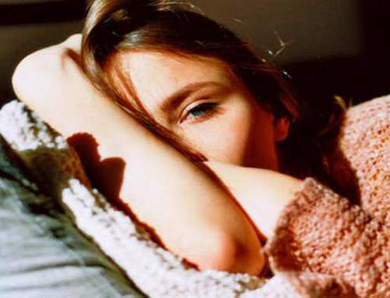 क्या रात में अचानक खुलती है आपकी नींद? जानिए मतलब