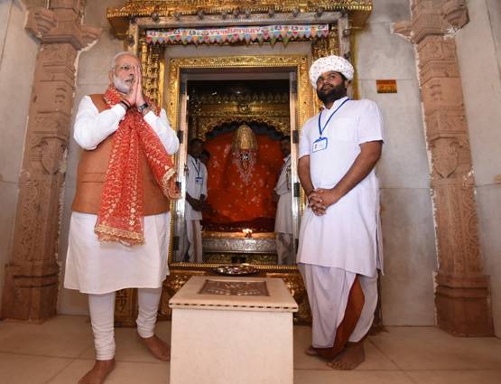 कच्छ: इस मंदिर में यूं नहीं माथा टेकने पहुंचे मोदी, ये है मान्यता