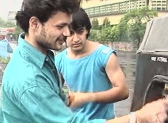 आमिर को क्यों चिपकाने पड़े ऑटो रिक्शा के पीछे पोस्टर?