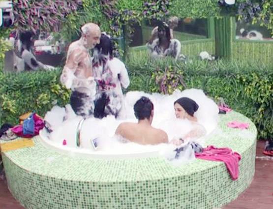 टब में नहा रही थीं अर्शी, आकाश ने घुसकर की बदतमीजी, हुईं नाराज