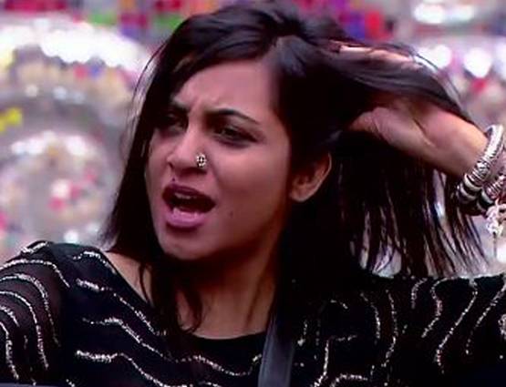 Bigg Boss: घरवालों के जाल में फंसीं अर्शी, जेल में मनाएंगी बर्थ डे