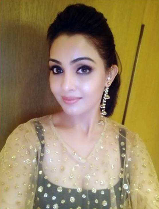 10 साल की बेटी की मां हैं 'अंगूरी भाभी', एक दिन की इतनी है फीस...