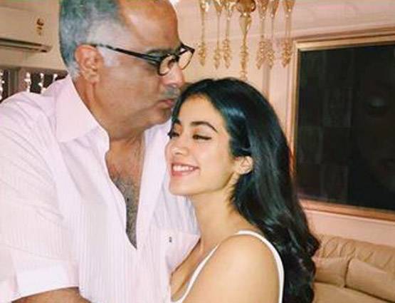 जाह्नवी कपूर ने इंस्टाग्राम अकाउंट किया पब्लिक, देखें 10 BEST PHOTOS