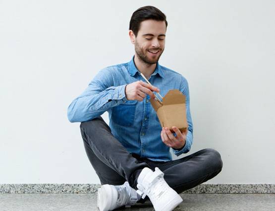 जमीन पर बैठकर खाना खाने से सेहत को होते हैं इतने फायदे!