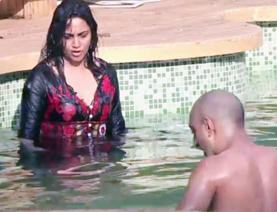 टब में नहा रही थीं अर्शी, आकाश ने घुसकर की बदतमीजी, हुईं नाराज