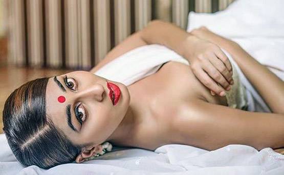 TV एक्ट्रेस ने पूनम पांडे-ईशा को दी मात, Bold Look वायरल