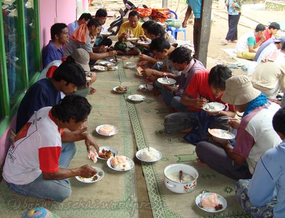 जमीन पर बैठकर खाना खाने से सेहत को होते हैं इतने फायदे!