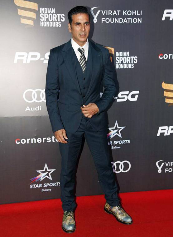 रेड कारपेट पर चमके सितारे, हाथ में हाथ डाले दिखे विराट-अनुष्‍का