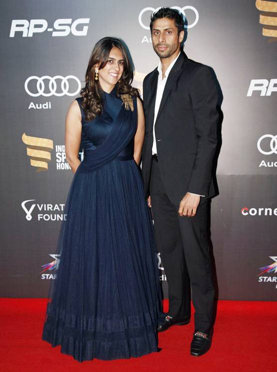 रेड कारपेट पर चमके सितारे, हाथ में हाथ डाले दिखे विराट-अनुष्‍का