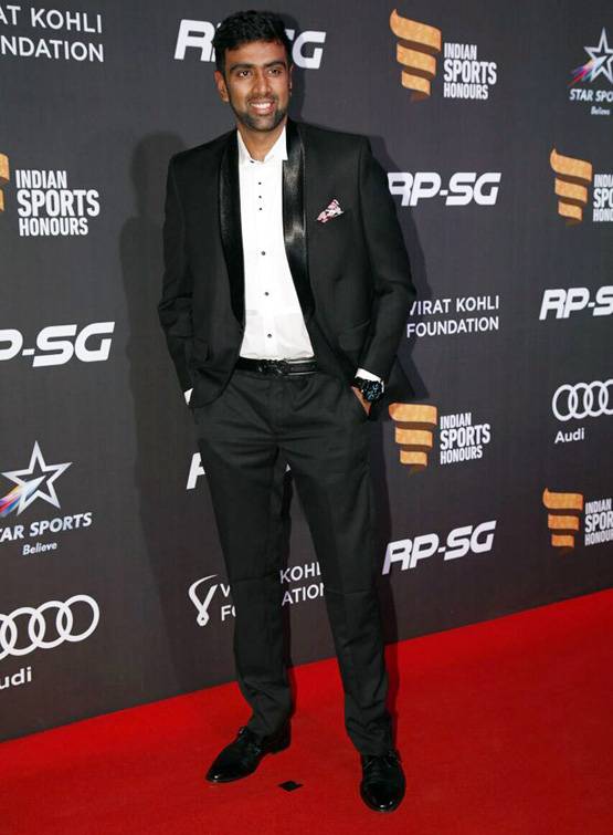 रेड कारपेट पर चमके सितारे, हाथ में हाथ डाले दिखे विराट-अनुष्‍का