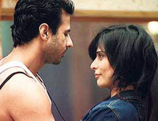 BIGG BOSS: ये कंटेस्टेंट्स भी हुए थे INTIMATE, अंधेरे में करते थे KISS