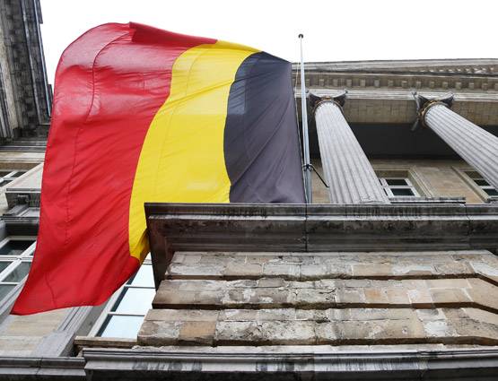 इन 10 देशों में नगदी को नहीं पूछता कोई, सब्जी भी खरीदते हैं मोबाइल से