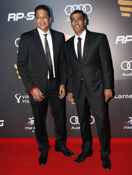 रेड कारपेट पर चमके सितारे, हाथ में हाथ डाले दिखे विराट-अनुष्‍का