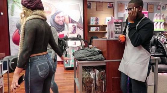 इस मॉडल ने नहीं पहने हैं कपड़े, मॉल में घूमी पर नहीं पकड़ पाया कोई