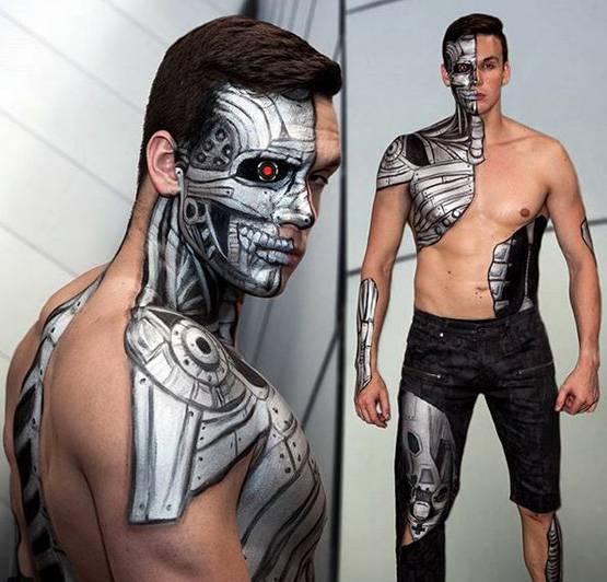 इस मॉडल ने नहीं पहने हैं कपड़े, मॉल में घूमी पर नहीं पकड़ पाया कोई