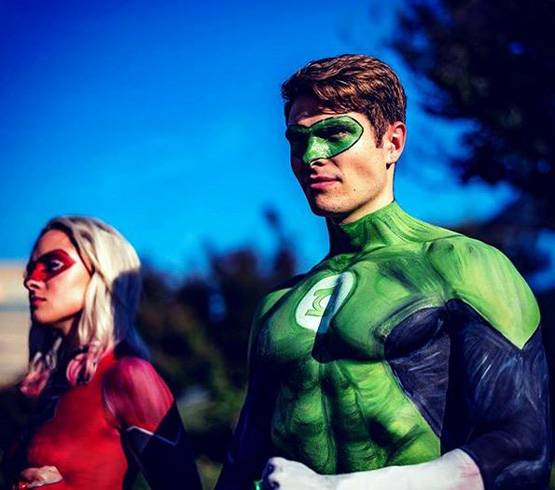 इस मॉडल ने नहीं पहने हैं कपड़े, मॉल में घूमी पर नहीं पकड़ पाया कोई