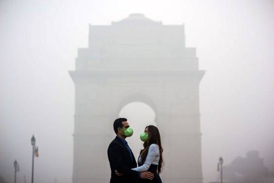 फोटोग्राफर ने दिखाया, मोहब्बत भी मुश्किल हुई दिल्ली की इस हवा में!