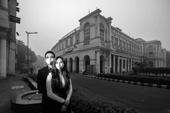 फोटोग्राफर ने दिखाया, मोहब्बत भी मुश्किल हुई दिल्ली की इस हवा में!