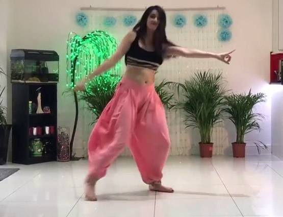 सनी लियोनी के गाने पर इस लड़की ने किया डांस, VIDEO वायरल