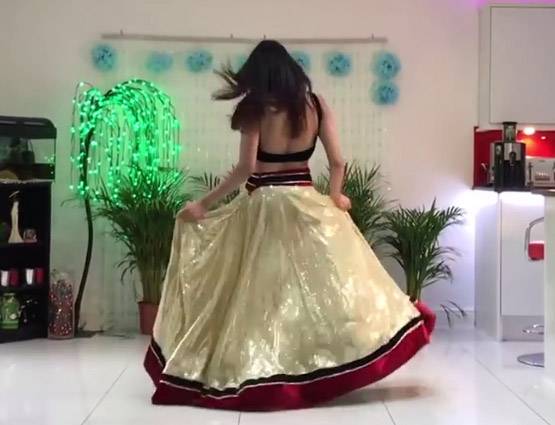 सनी लियोनी के गाने पर इस लड़की ने किया डांस, VIDEO वायरल