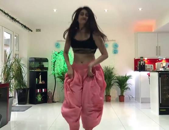 सनी लियोनी के गाने पर इस लड़की ने किया डांस, VIDEO वायरल