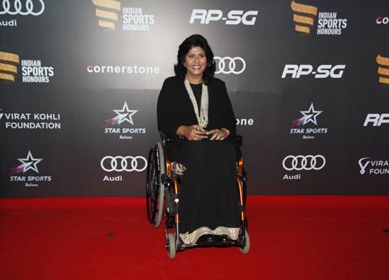 रेड कारपेट पर चमके सितारे, हाथ में हाथ डाले दिखे विराट-अनुष्‍का