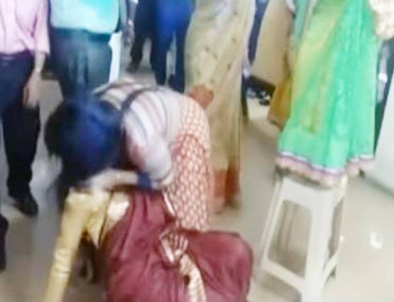 मराठी एक्ट्रेस का 'डर्टी डांस' VIRAL, मुंह से ऐसे लिए नोट