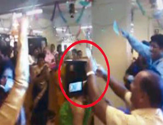 मराठी एक्ट्रेस का 'डर्टी डांस' VIRAL, मुंह से ऐसे लिए नोट