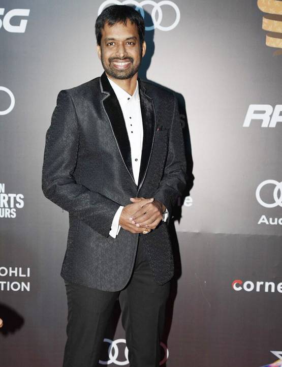 रेड कारपेट पर चमके सितारे, हाथ में हाथ डाले दिखे विराट-अनुष्‍का