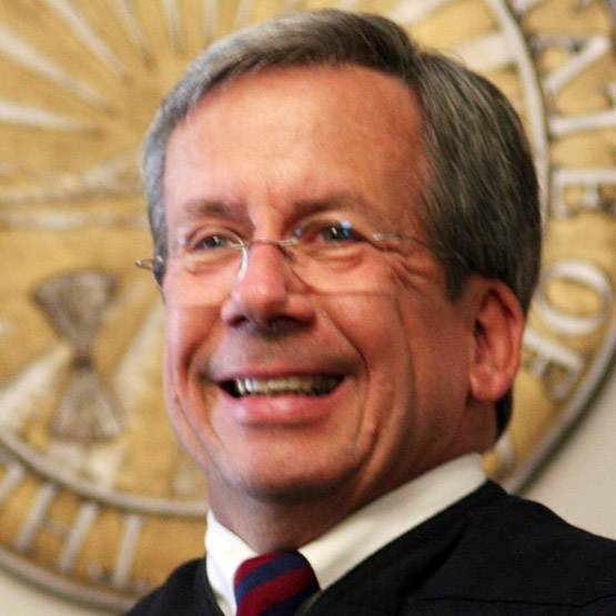 US: जज ने FB पर लिखा- 50 खूबसूरत महिलाओं से बनाए संबंध