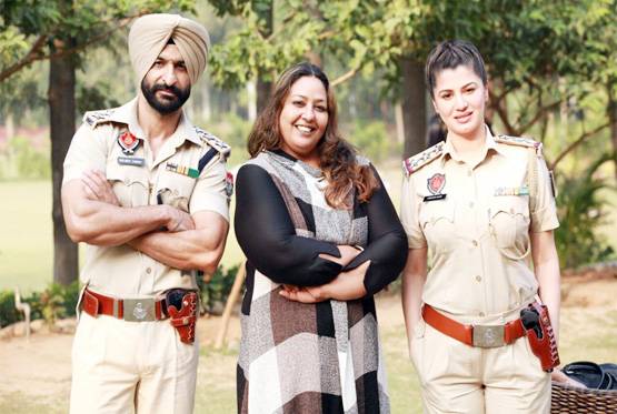 वायरल हो रही महिला ऑफिसर की फोटो, ये है सच्चाई