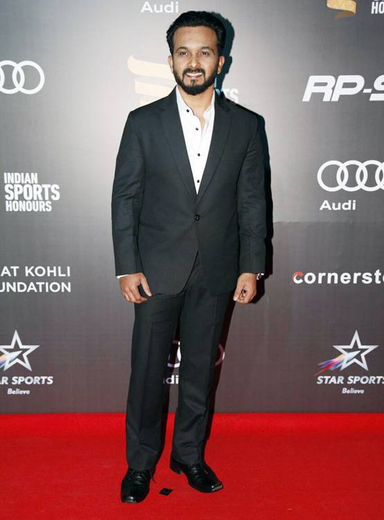 रेड कारपेट पर चमके सितारे, हाथ में हाथ डाले दिखे विराट-अनुष्‍का