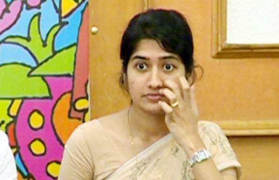 इस IAS के खुलासे से केरल की राजनीति में हड़कंप, मंत्री की कुर्सी गई