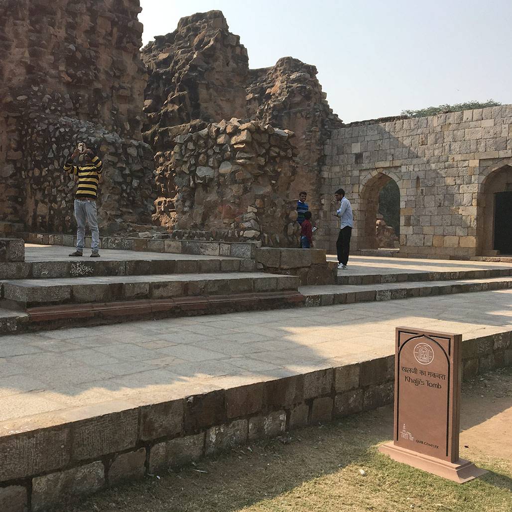 ये है खिलजी की मजार, यहां 5 फीट नीचे दफन हैं दिल्ली के सुल्तान