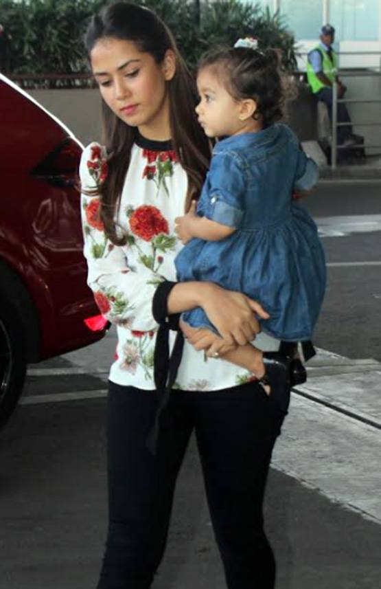 एयरपोर्ट पर शाहिद कपूर की बेटी मीशा ने दिए CUTE पोज, देखें PHOTOS