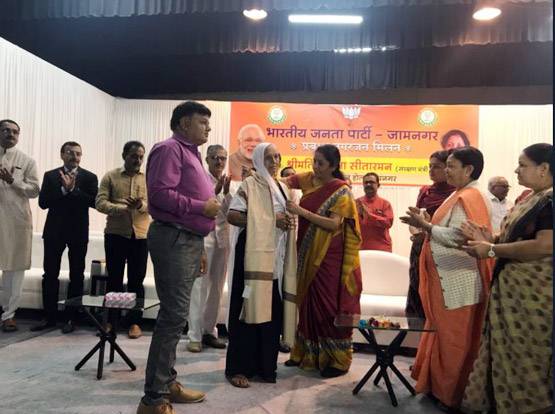 ...जब रक्षा मंत्री निर्मला सीतारमण ने छूए शहीद की मां के पैर