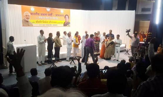 ...जब रक्षा मंत्री निर्मला सीतारमण ने छूए शहीद की मां के पैर