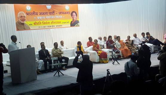 ...जब रक्षा मंत्री निर्मला सीतारमण ने छूए शहीद की मां के पैर