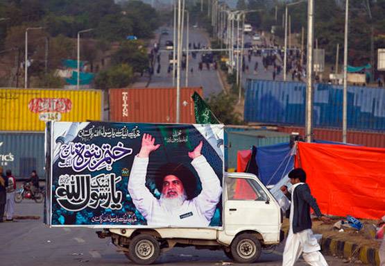 PHOTOS: PAK में ऐसे बेकाबू हुए थे सरकार विरोधी प्रदर्शनकारी