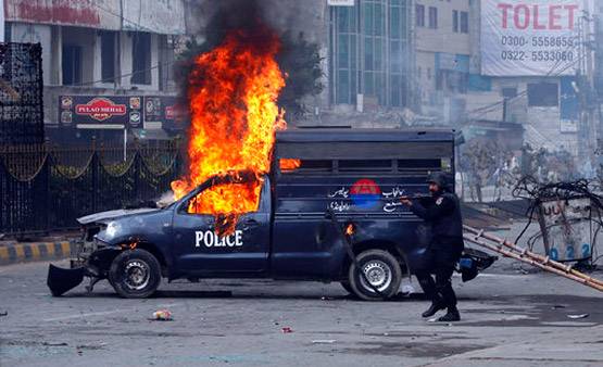 PHOTOS: PAK में ऐसे बेकाबू हुए थे सरकार विरोधी प्रदर्शनकारी