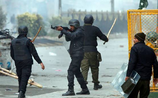 PHOTOS: PAK में ऐसे बेकाबू हुए थे सरकार विरोधी प्रदर्शनकारी