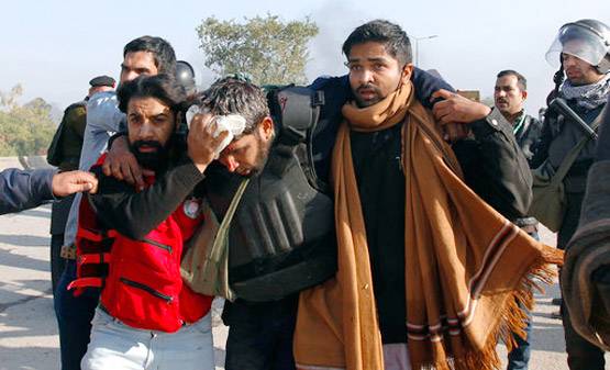 PHOTOS: PAK में ऐसे बेकाबू हुए थे सरकार विरोधी प्रदर्शनकारी