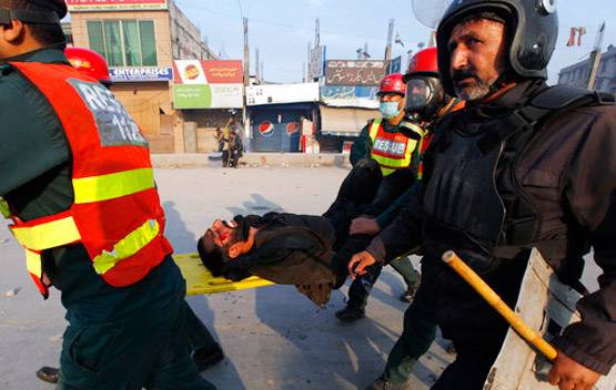 PHOTOS: PAK में ऐसे बेकाबू हुए थे सरकार विरोधी प्रदर्शनकारी